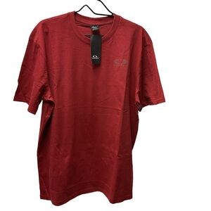 NWT Oakley Men's Tshirt